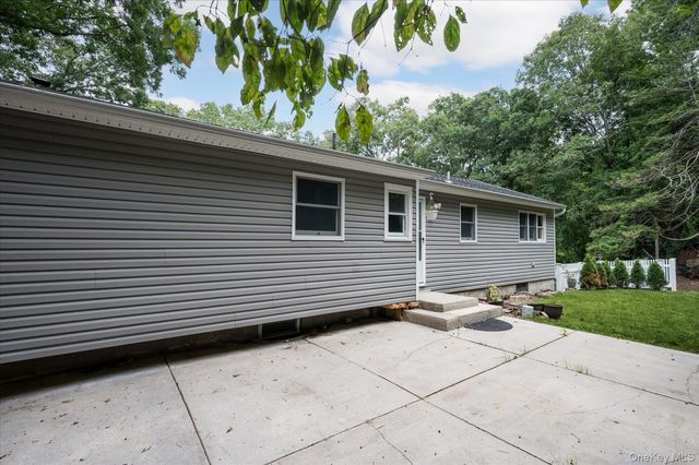 6 Valleywood Road, Smithtown, NY 11787