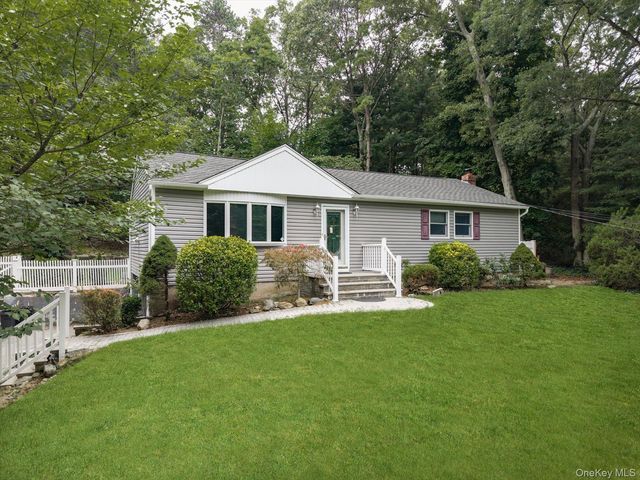 6 Valleywood Road, Smithtown, NY 11787