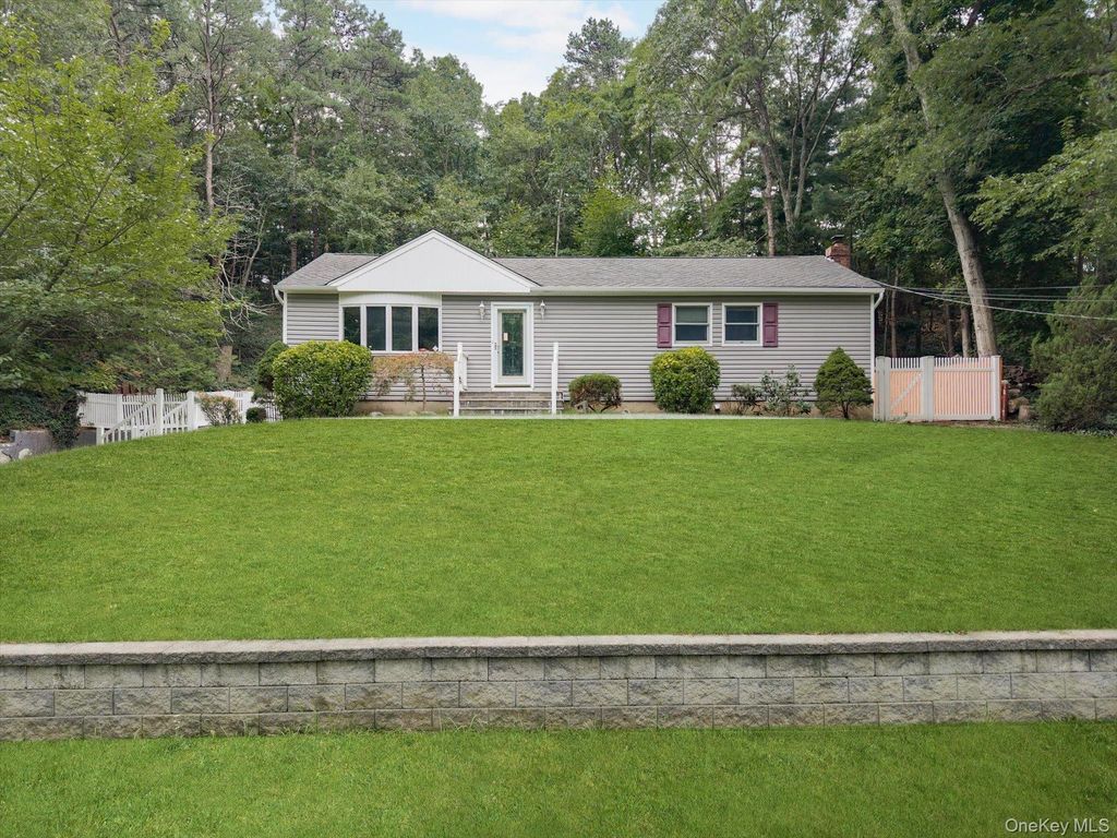 6 Valleywood Road, Smithtown, NY 11787 — photo 2