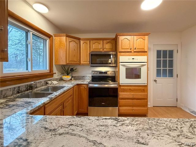 8 Burmont Court, Utica, NY 13502