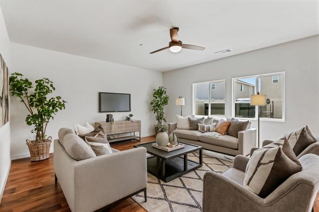 8840 Stratham Way, Elk Grove, CA 95758