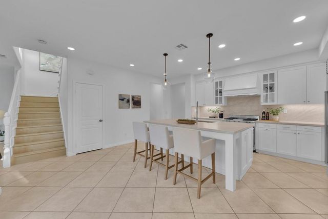 6215 Dartington Way, Carlsbad, CA 92009