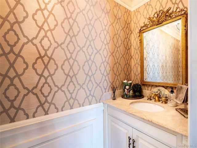 2 Bonnie Lynn Court, Roslyn, NY 11576