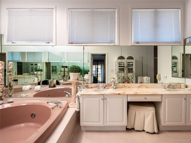 2 Bonnie Lynn Court, Roslyn, NY 11576