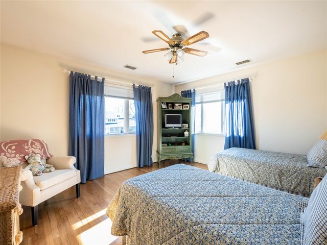 2 Bonnie Lynn Court, Roslyn, NY 11576