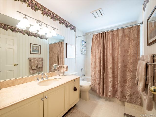 2 Bonnie Lynn Court, Roslyn, NY 11576