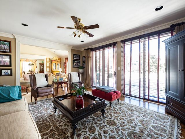 2 Bonnie Lynn Court, Roslyn, NY 11576