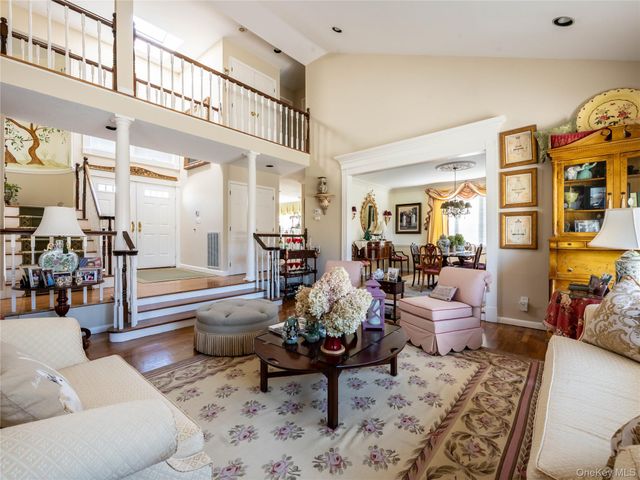 2 Bonnie Lynn Court, Roslyn, NY 11576