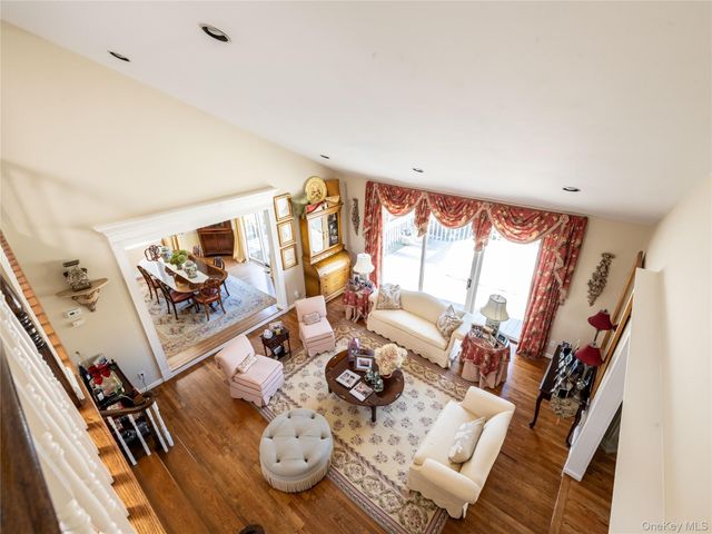 2 Bonnie Lynn Court, Roslyn, NY 11576