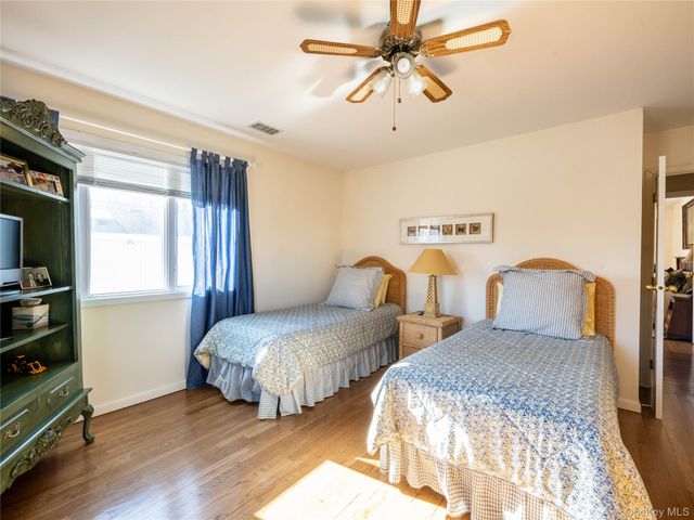 2 Bonnie Lynn Court, Roslyn, NY 11576