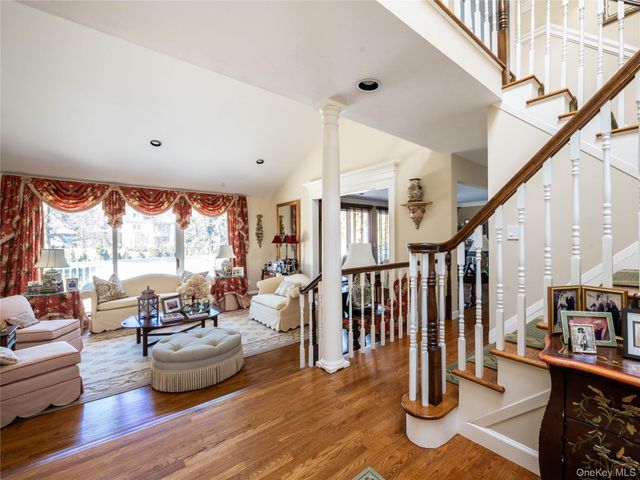 2 Bonnie Lynn Court, Roslyn, NY 11576