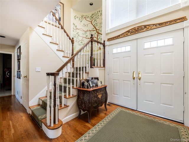 2 Bonnie Lynn Court, Roslyn, NY 11576