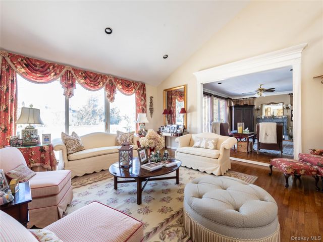 2 Bonnie Lynn Court, Roslyn, NY 11576