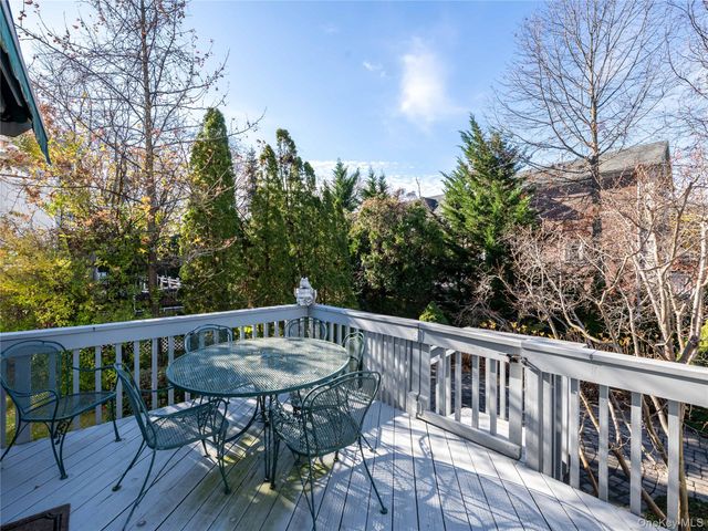 2 Bonnie Lynn Court, Roslyn, NY 11576