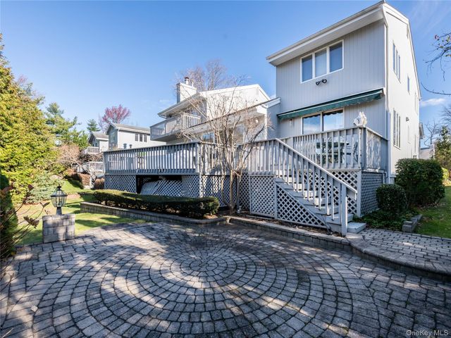2 Bonnie Lynn Court, Roslyn, NY 11576