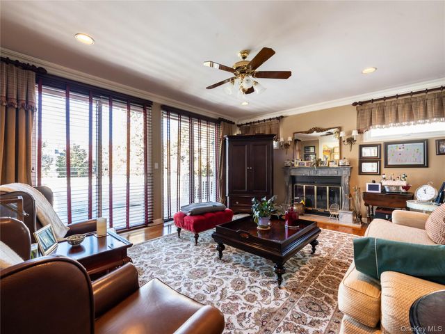 2 Bonnie Lynn Court, Roslyn, NY 11576