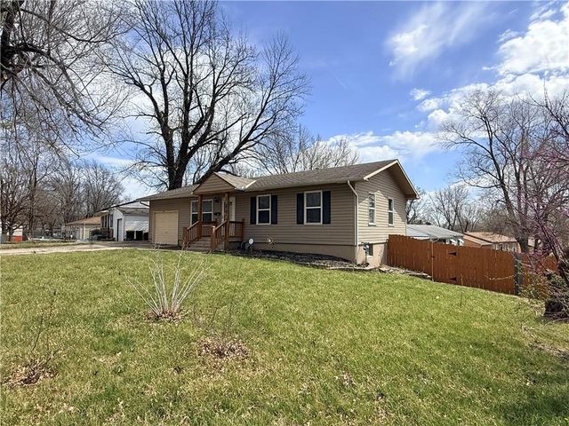 8701 E 92ND Place, Kansas City, MO 64138