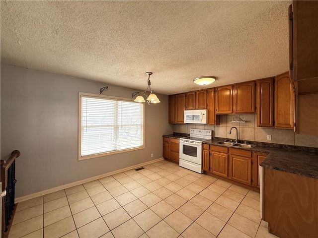 8701 E 92ND Place, Kansas City, MO 64138