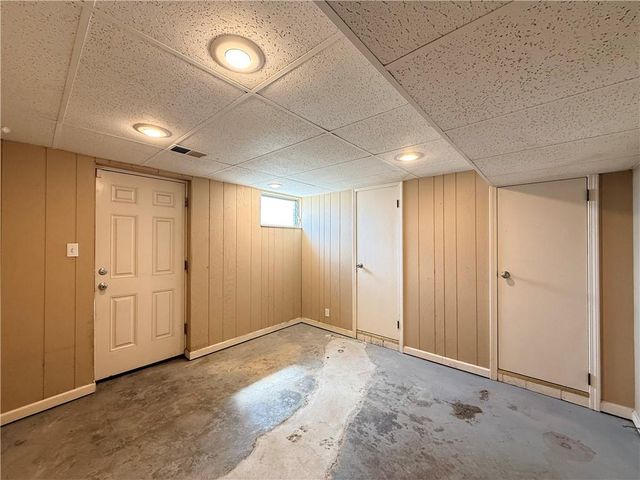 8701 E 92ND Place, Kansas City, MO 64138