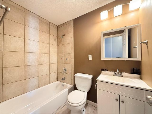 8701 E 92ND Place, Kansas City, MO 64138