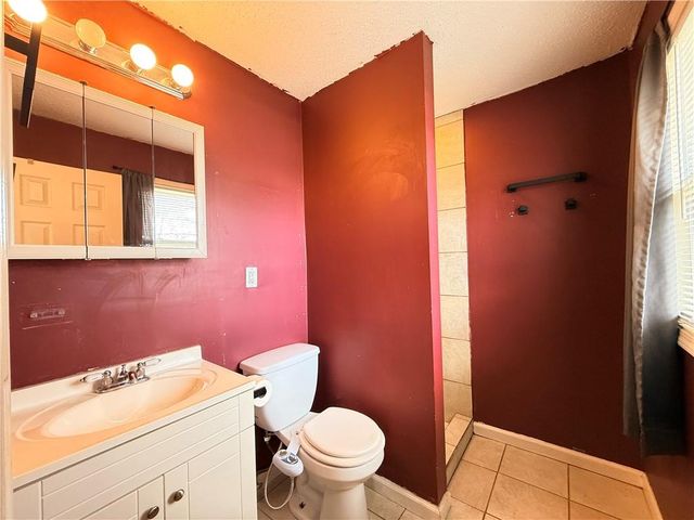 8701 E 92ND Place, Kansas City, MO 64138