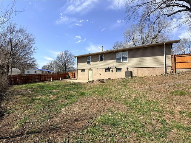 8701 E 92ND Place, Kansas City, MO 64138