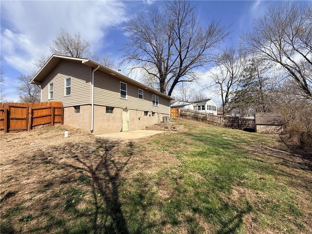 8701 E 92ND Place, Kansas City, MO 64138