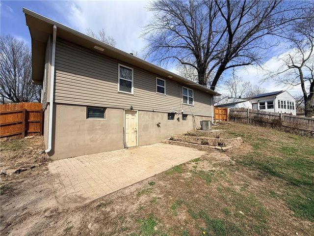 8701 E 92ND Place, Kansas City, MO 64138