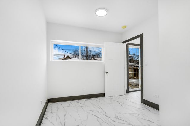 5526 S Albany Avenue, Chicago, IL 60629
