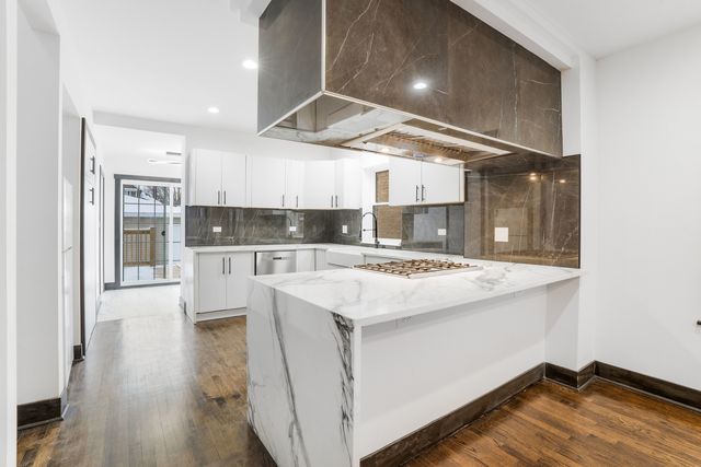5526 S Albany Avenue, Chicago, IL 60629