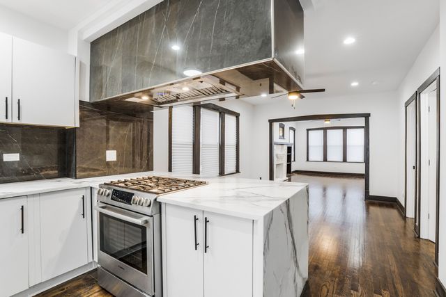 5526 S Albany Avenue, Chicago, IL 60629
