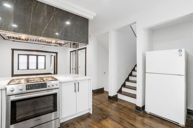 5526 S Albany Avenue, Chicago, IL 60629