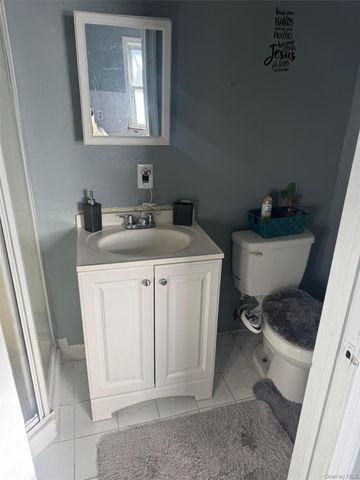 489 Easton Street, Ronkonkoma, NY 11779