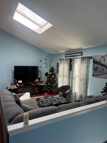 489 Easton Street, Ronkonkoma, NY 11779