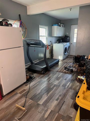 489 Easton Street, Ronkonkoma, NY 11779