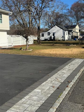 489 Easton Street, Ronkonkoma, NY 11779