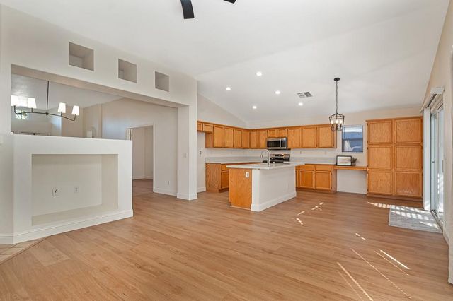 9052 Pembridge Dr, Elk Grove, CA 95624