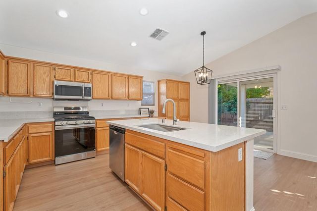 9052 Pembridge Dr, Elk Grove, CA 95624