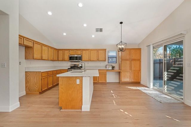 9052 Pembridge Dr, Elk Grove, CA 95624