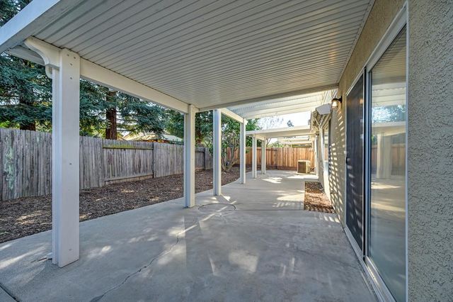 9052 Pembridge Dr, Elk Grove, CA 95624