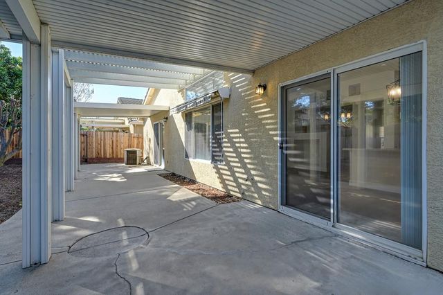 9052 Pembridge Dr, Elk Grove, CA 95624