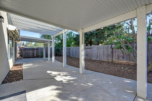 9052 Pembridge Dr, Elk Grove, CA 95624