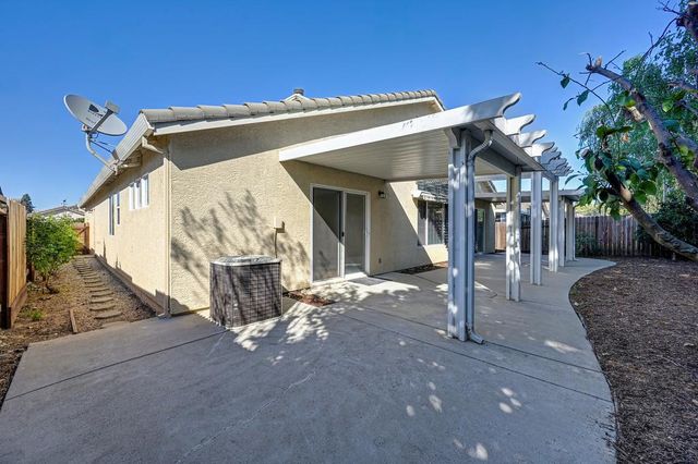 9052 Pembridge Dr, Elk Grove, CA 95624