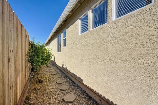 9052 Pembridge Dr, Elk Grove, CA 95624