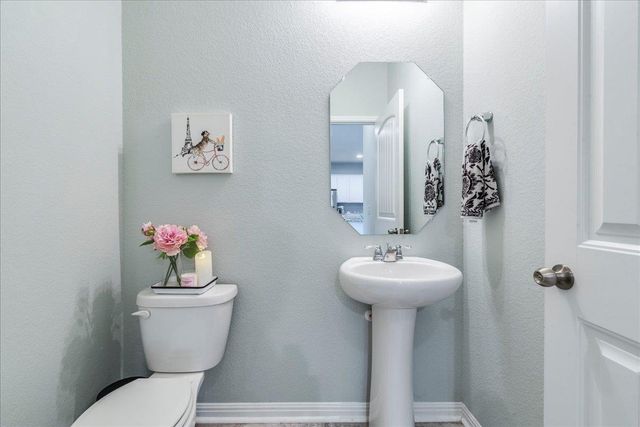 125 Groesbeck LN, Leander, TX 78641