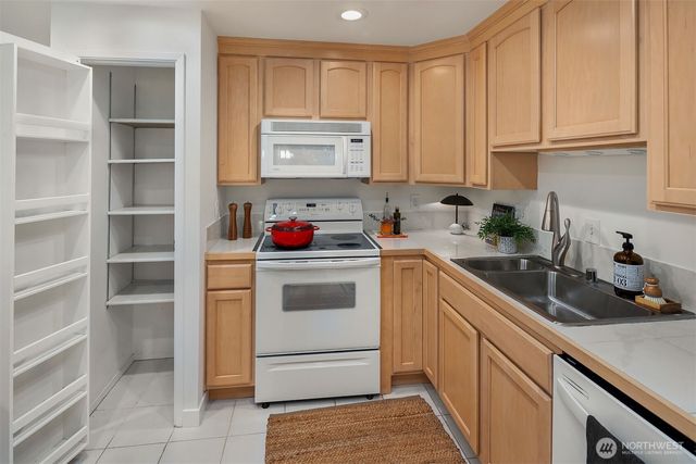 15 168th Avenue NE, Bellevue, WA 98008