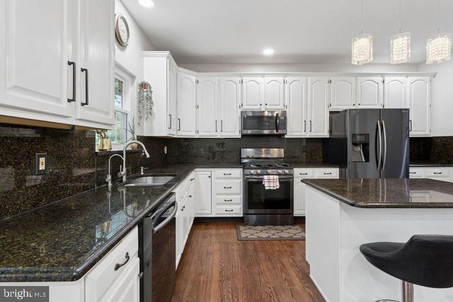 30 LARKSPUR DR, Dayton, NJ 08810