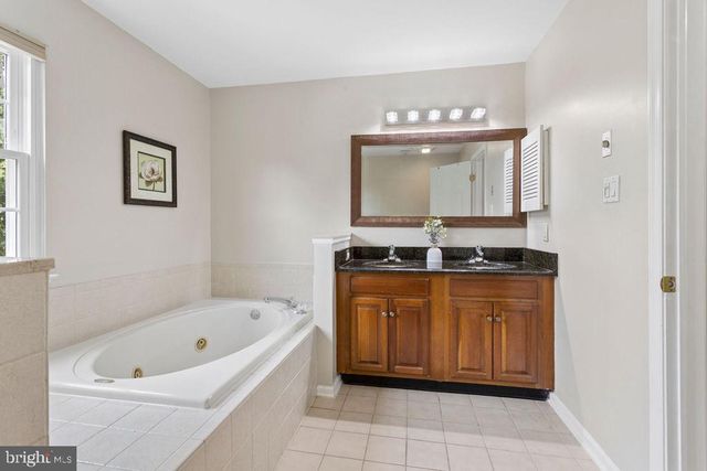 30 LARKSPUR DR, Dayton, NJ 08810