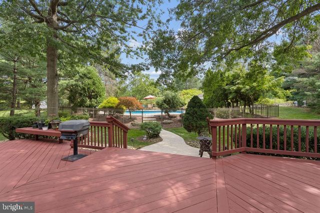 30 LARKSPUR DR, Dayton, NJ 08810