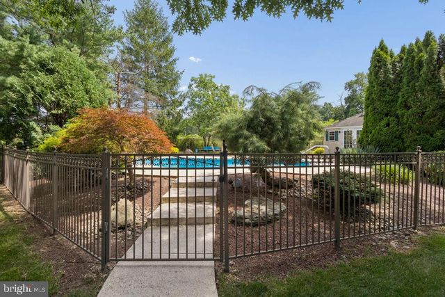 30 LARKSPUR DR, Dayton, NJ 08810